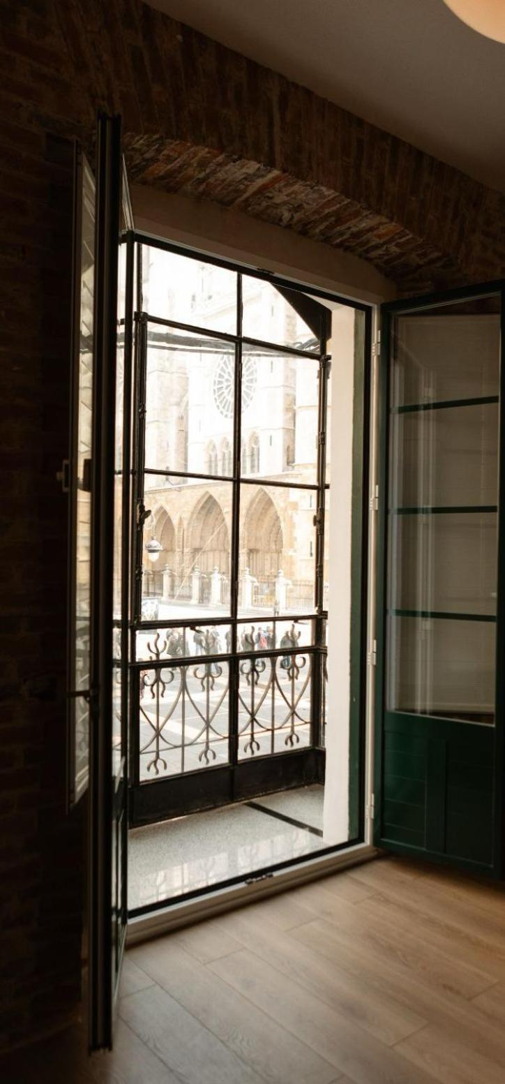 Hotel Albany Ancha León Zewnętrze zdjęcie A window with a grille