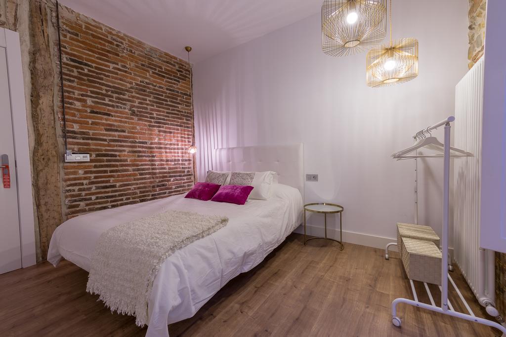Hotel Albany Ancha León Zewnętrze zdjęcie A bedroom in a hotel in Spain